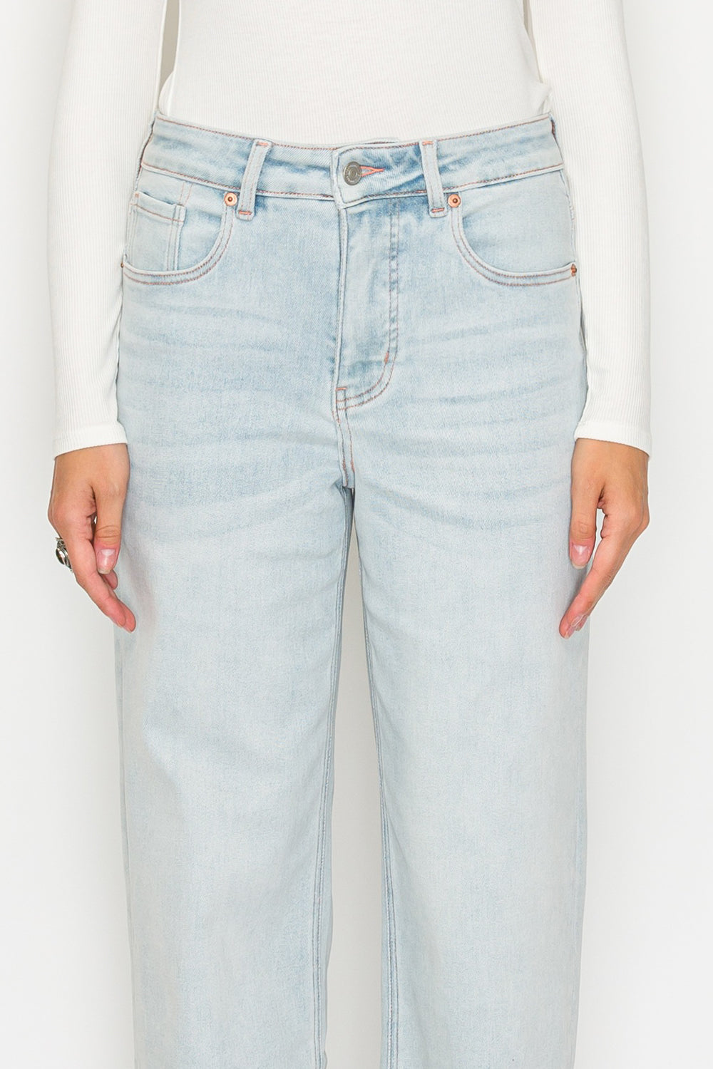 JEANS RECTOS DE HILO ROSA CON CONTROL DE ABDOMEN Y TIRO ALTO MEZCLA DE MODAL