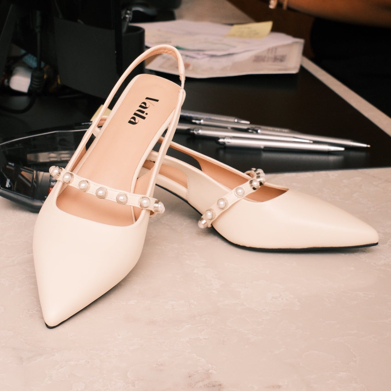 SOPHIA Zapatos de salón destalonados con perlas de color marfil