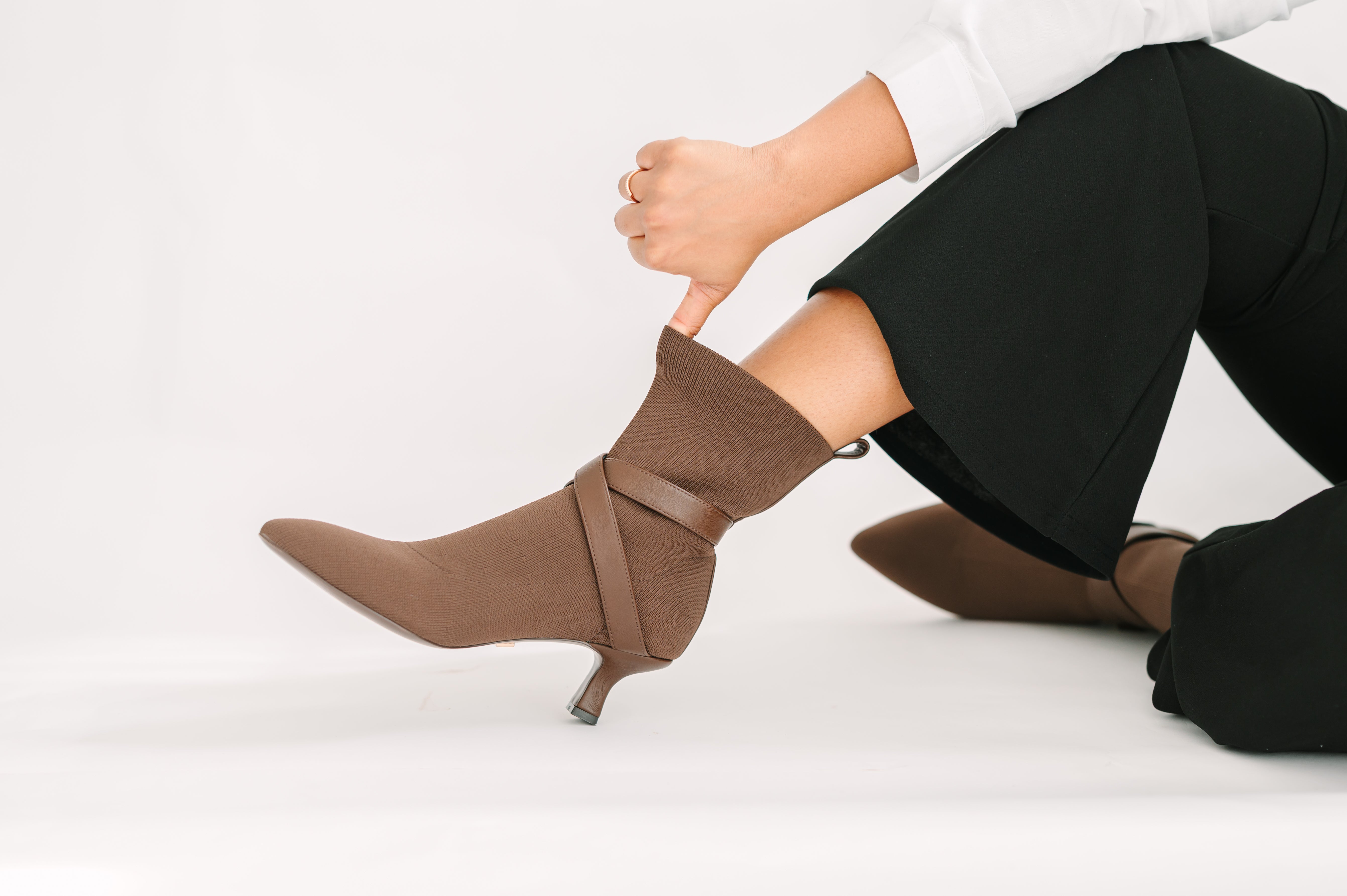 Bottines en maille ALMA marron à bout pointu