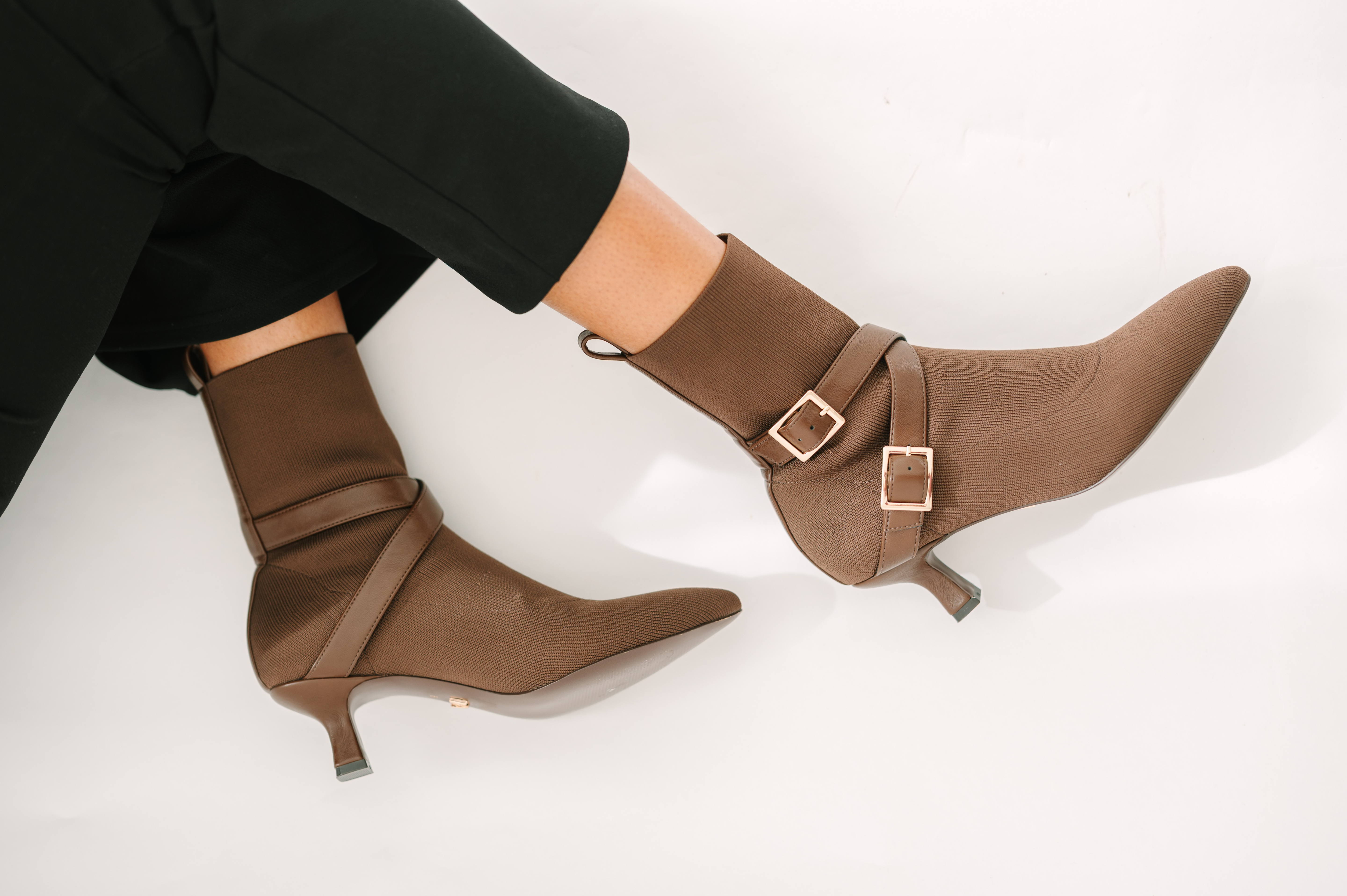 Bottines en maille ALMA marron à bout pointu