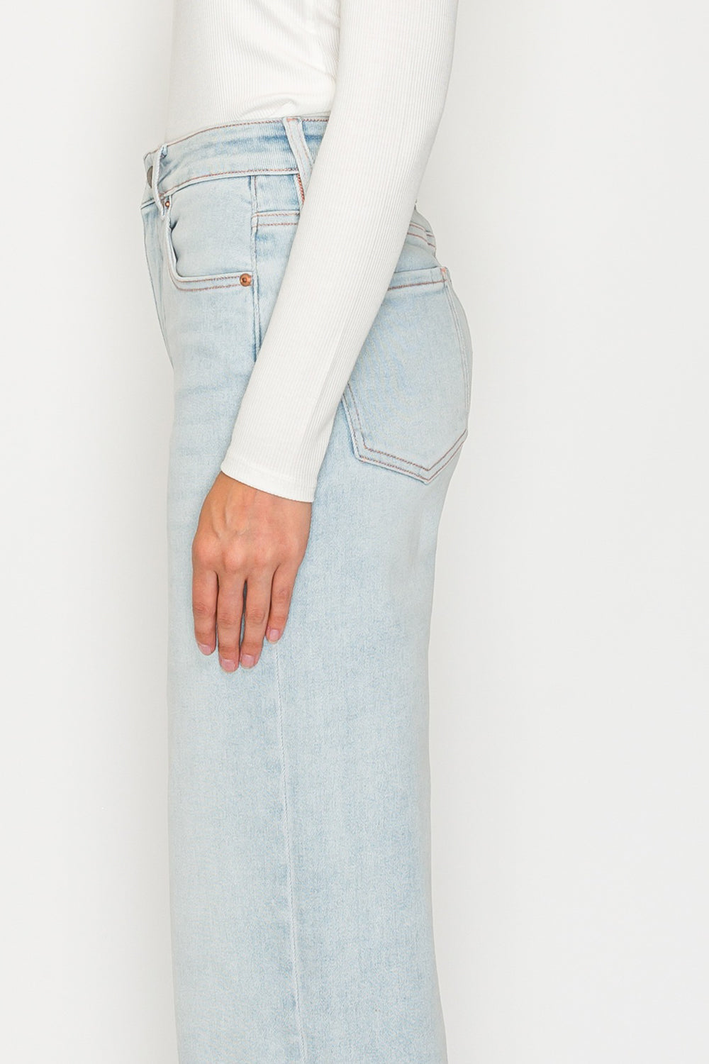JEANS RECTOS DE HILO ROSA CON CONTROL DE ABDOMEN Y TIRO ALTO MEZCLA DE MODAL